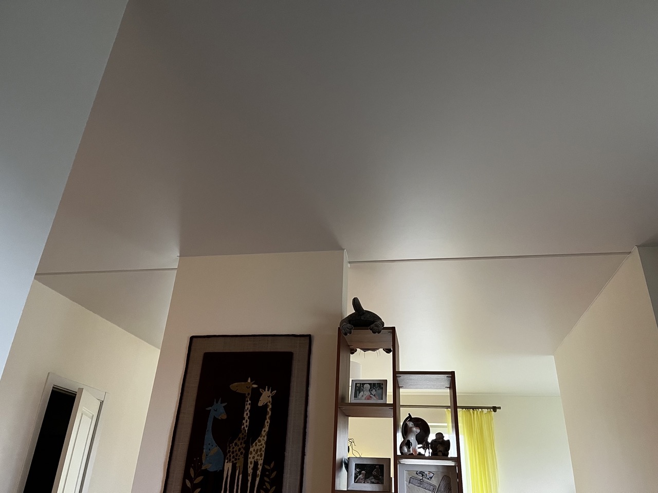 натяжной потолок со световой линией