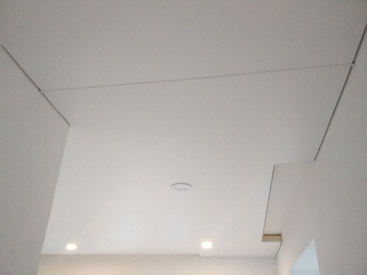 Так выглядит шов на натяжном потолке